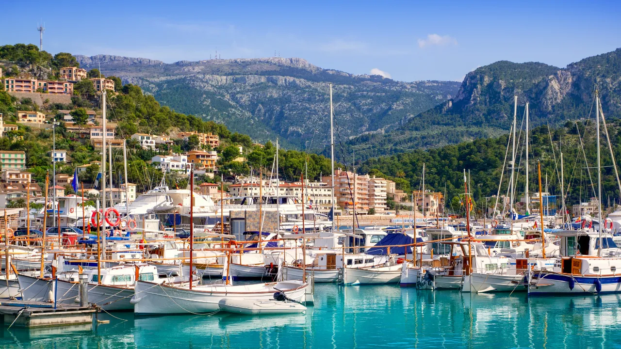 Småbåtshamnen i Port de Sóller Småbåtshamnen i Port de Sóller