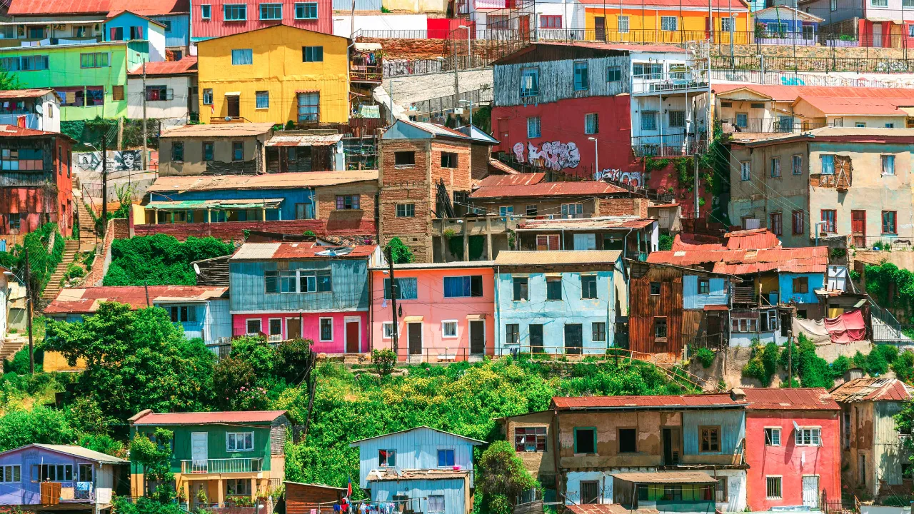 Färgrikedom i husen i Valparaíso