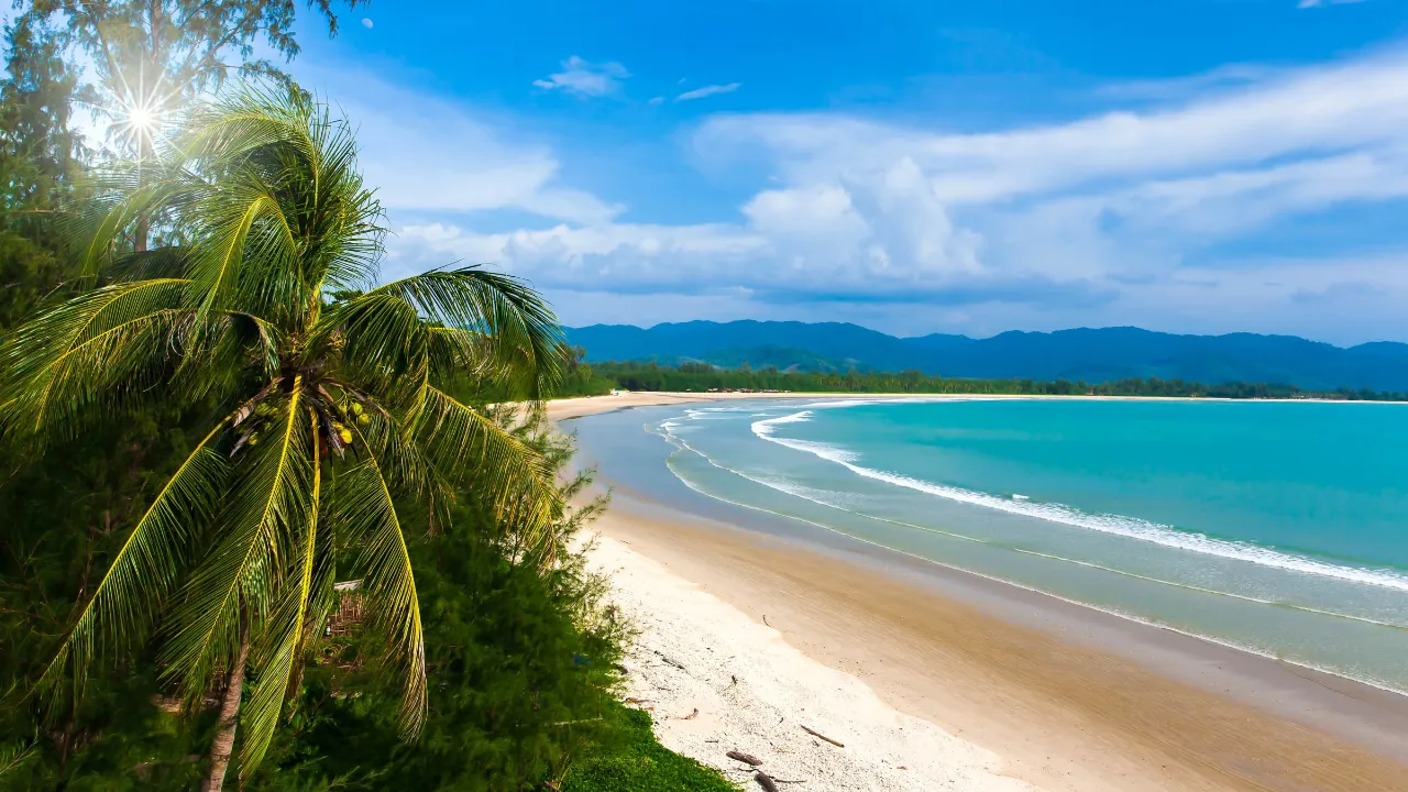 Det turkosblå vattnet lockar i Khao Lak Det turkosblå vattnet lockar i Khao Lak