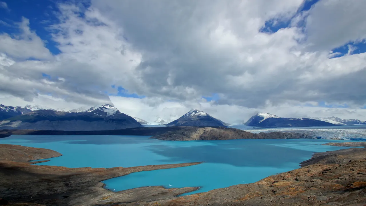 Utsikt över den turkosblå sjön vid Upsala-glaciären i nationalparken Los Glaciares