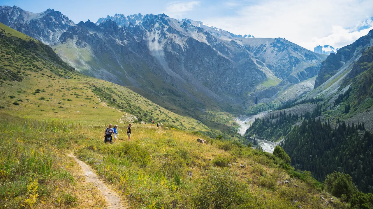 Vandrare i nationalparken Ala-Archa, Kirgizistan Vandrare i nationalparken Ala-Archa, Kirgizistan