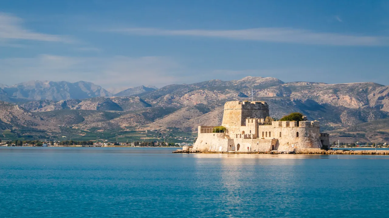 Bourtzi-fästningen vid Nafplio - uppförd 1473. Bourtzi-fästningen vid Nafplio - uppförd 1473.