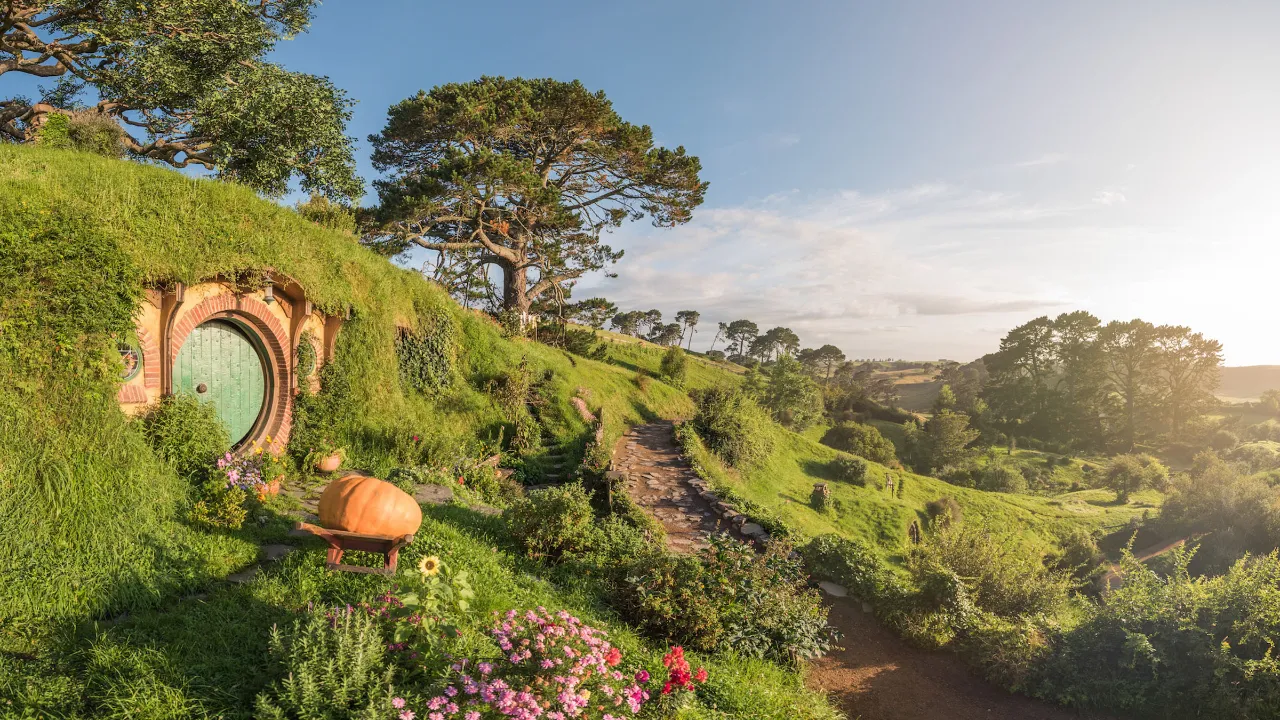 Hobbiton Movie Set i Matamata – en av de mest ikoniska platserna från "Hobbit" filmerna Hobbiton Movie Set i Matamata – en av de mest ikoniska platserna från "Hobbit" filmerna
