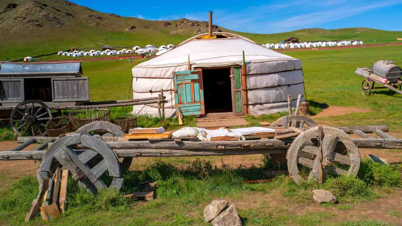 En traditionell mongolisk ger med nomadläger i bakgrunden