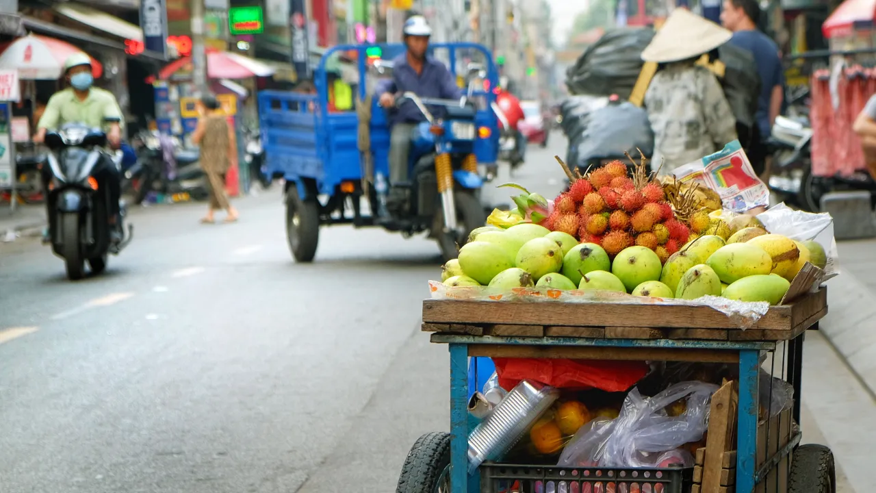 Livlig gata i Ho Chi Minh-staden