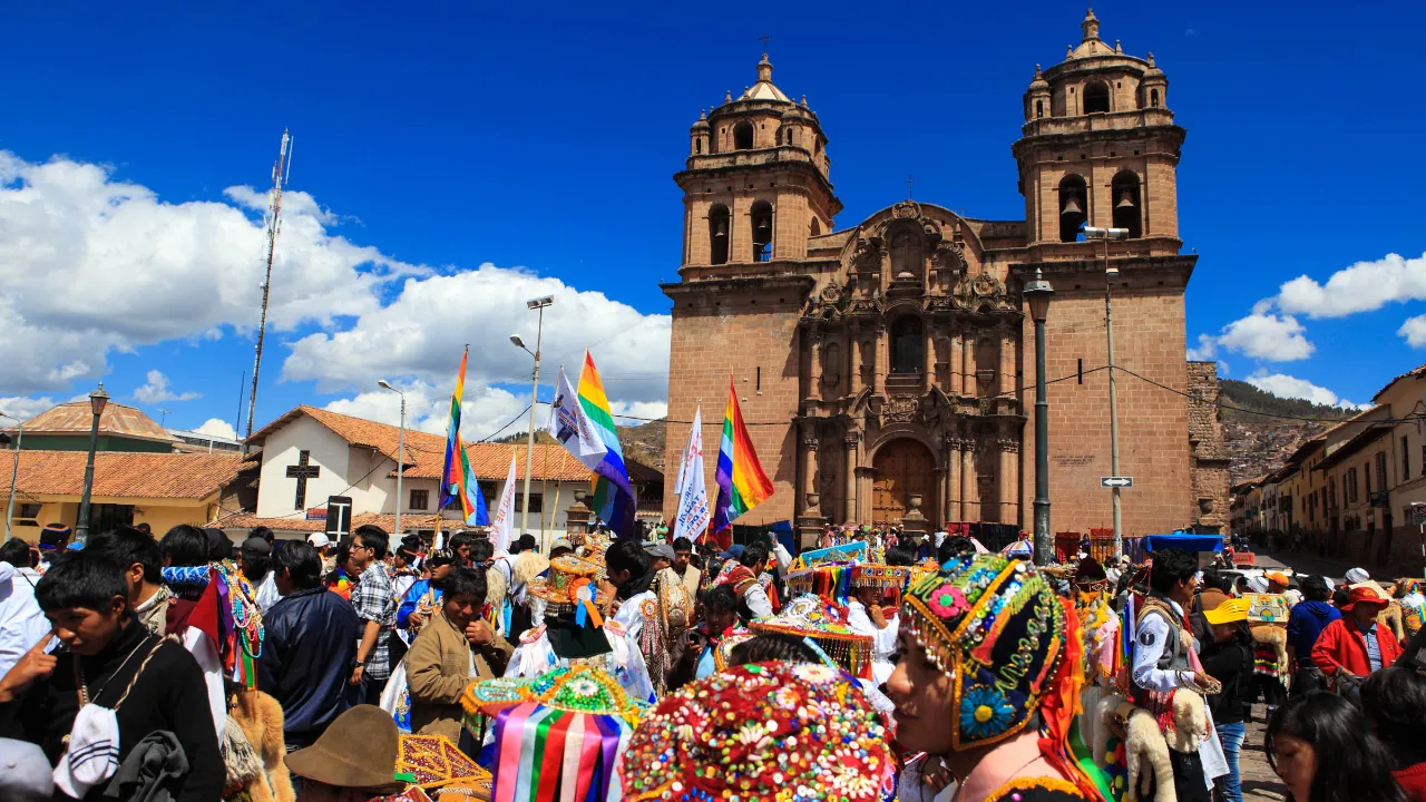 Traditionell fest i Cusco med färger och musik Traditionell fest i Cusco med färger och musik