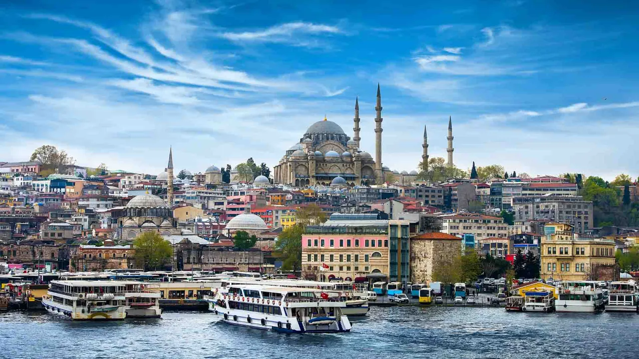 Utsikt över Istanbul med den imponerande Suleymaniye-moskén i bakgrunden och livliga båtar på Bosporen