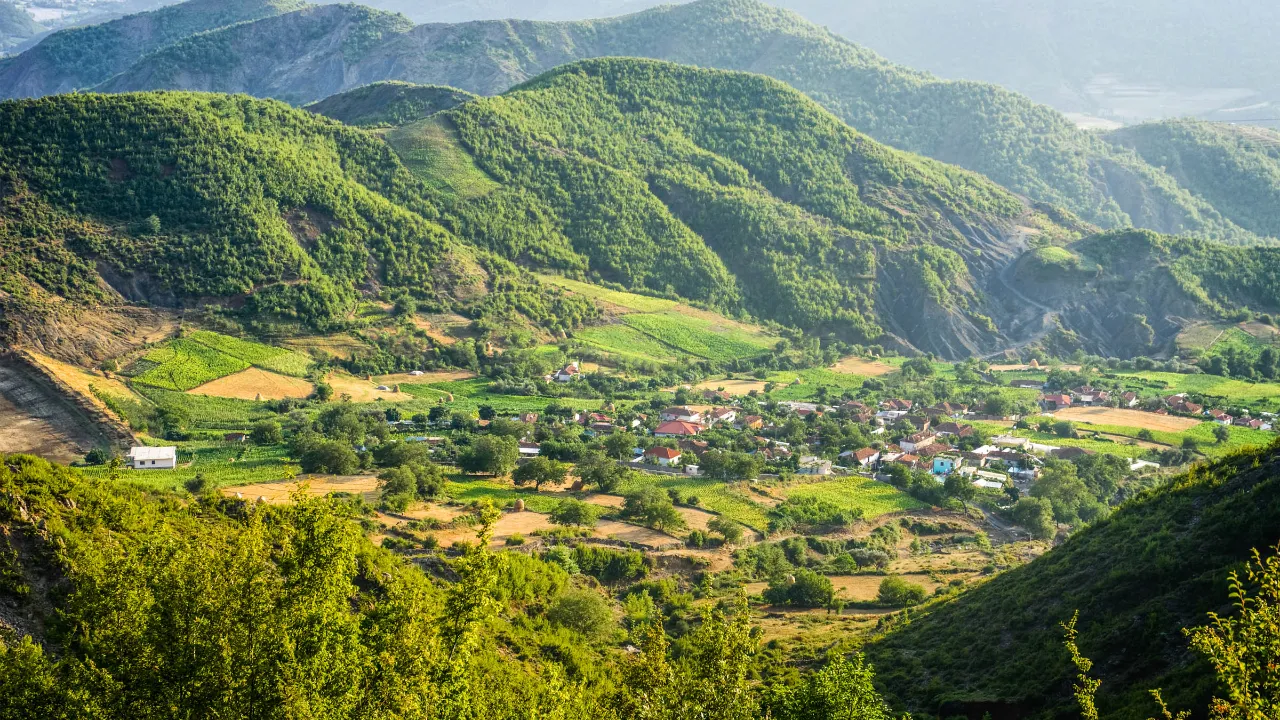 Elbasan, Albanien – en historisk stad, känd för sin osmanska fästning, gamla moskéer och livliga kulturarv