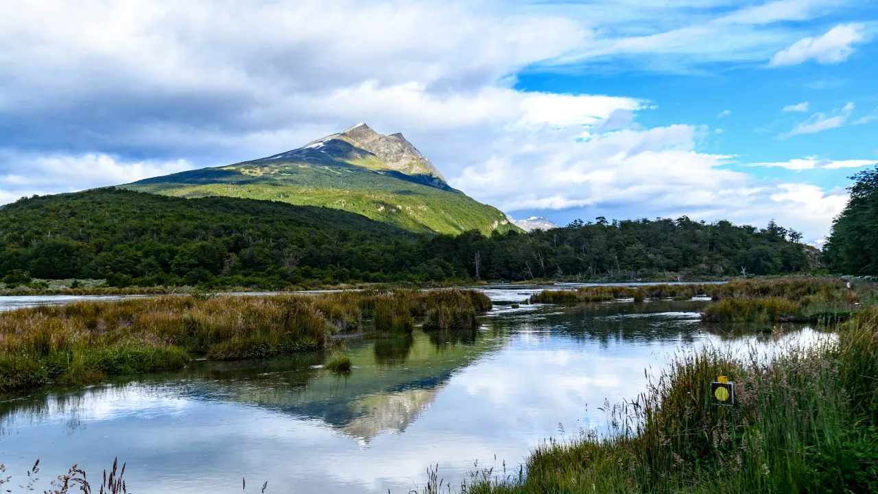 Landskap med berg och våtmark på Isla Grande de Tierra del Fuego (Eldlandet)