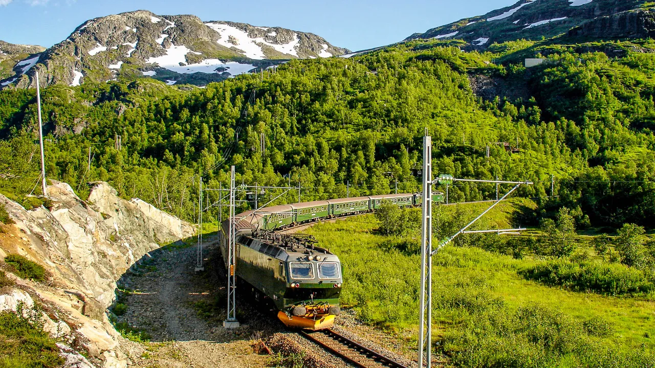 Flåmsbanan slingrar sig genom det frodiga norska fjällandskapet
