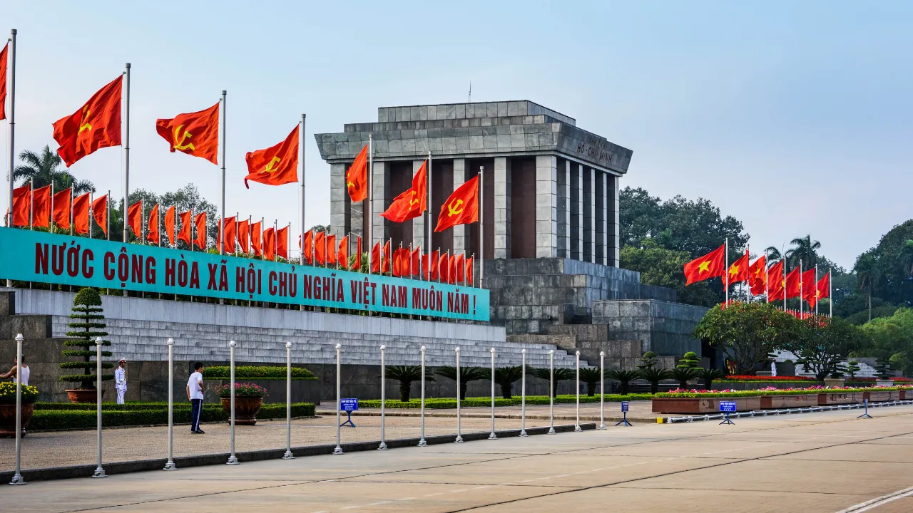 Ho Chi Minhs imponerande mausoleum i Hanoi