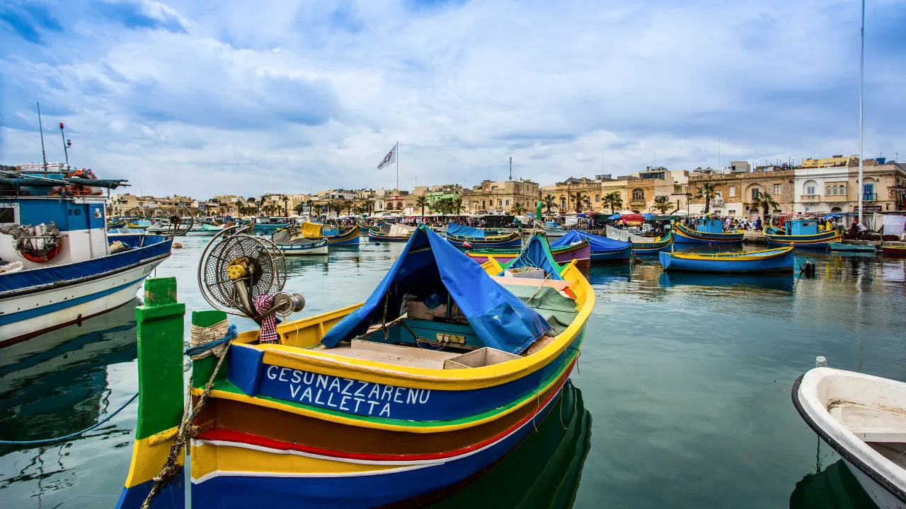 Färgglada fiskebåtar i Marsaxlokk hamn