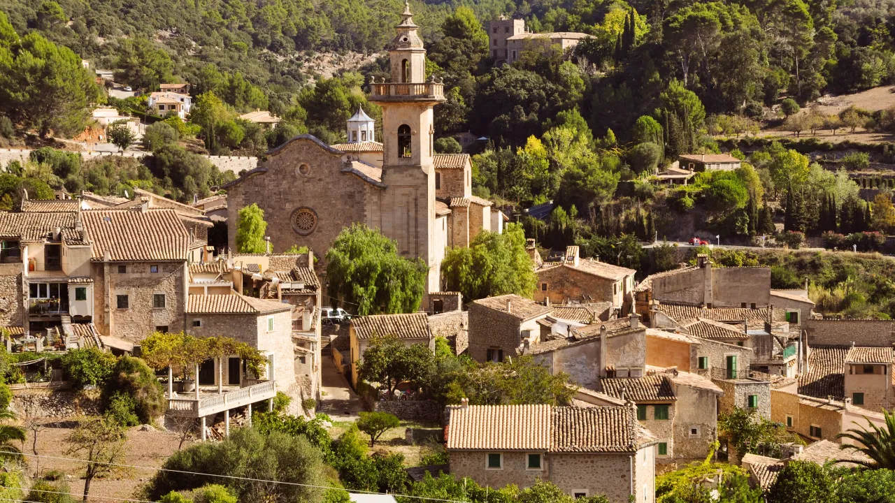 Valldemossa, där Chopin bodde, har smala gator och historiska byggnader Valldemossa, där Chopin bodde, har smala gator och historiska byggnader