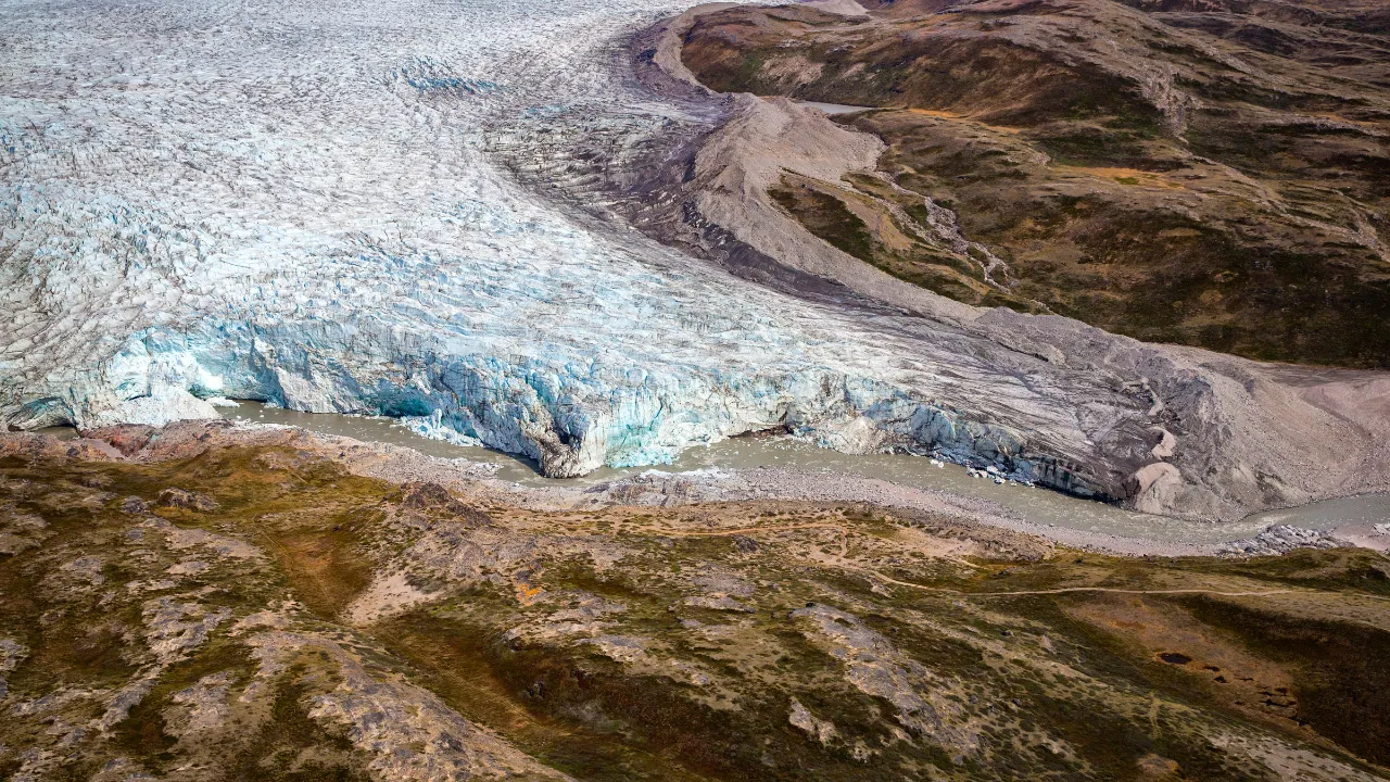 Isfronten på Russellglaciären vid Kangerlussuaq är cirka 60 meter hög Isfronten på Russellglaciären vid Kangerlussuaq är cirka 60 meter hög