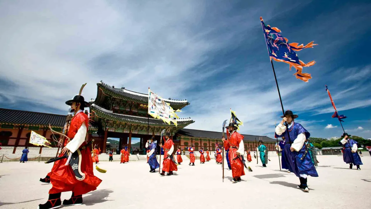Vaktavlösningsceremoni vid Gyeongbokgung-palatset i Seoul Vaktavlösningsceremoni vid Gyeongbokgung-palatset i Seoul
