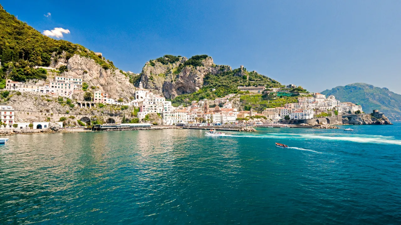 Amalfikusten ligger på sydsidan av Sorrentohalvön Amalfikusten ligger på sydsidan av Sorrentohalvön