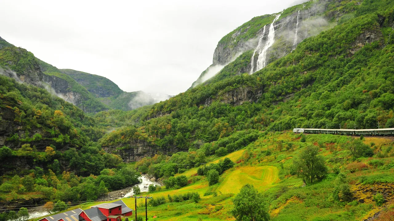 Flåmsbanan går genom storslagna landskap