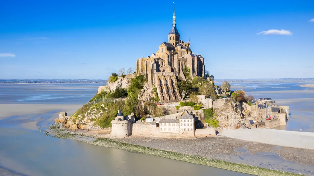 Den legendariska Mont-Saint-Michel är en så kallad tidvattenö. Vattnet kan stiga upp till 14 meter