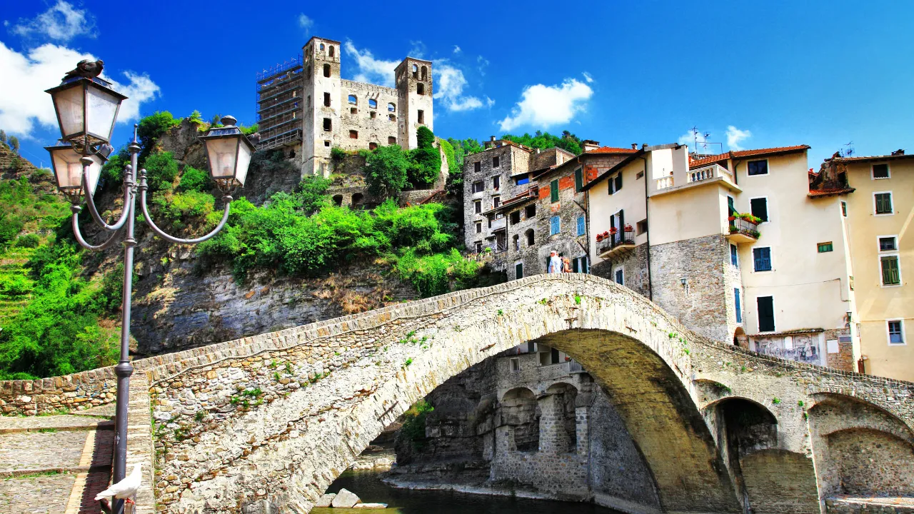 Den gamla stenbron i Dolceacqua Den gamla stenbron i Dolceacqua