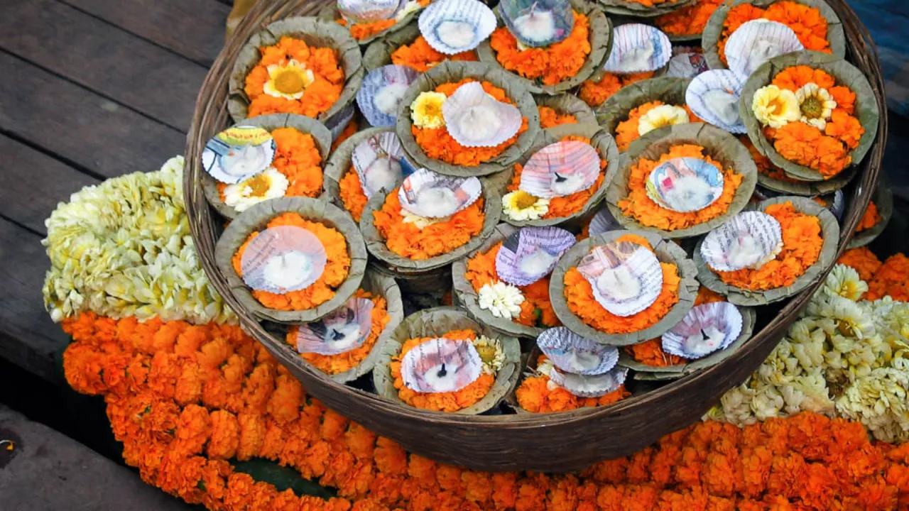 Traditionella blomsteroffer vid religiösa ceremonier vid Ganges i Varanasi Traditionella blomsteroffer vid religiösa ceremonier vid Ganges i Varanasi