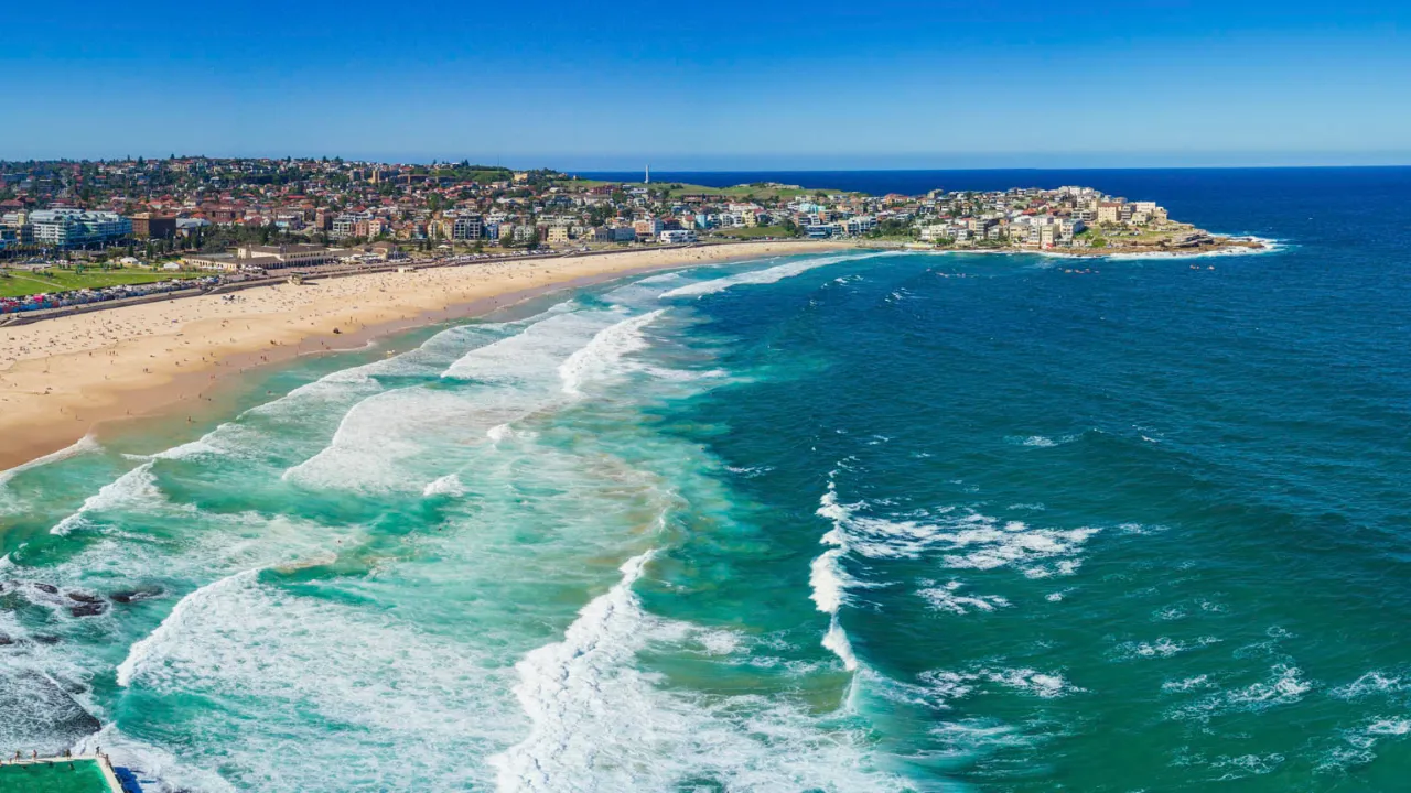 Bondi Beach – känd för sina bra surfvågor och gyllene sandstränder Bondi Beach – känd för sina bra surfvågor och gyllene sandstränder