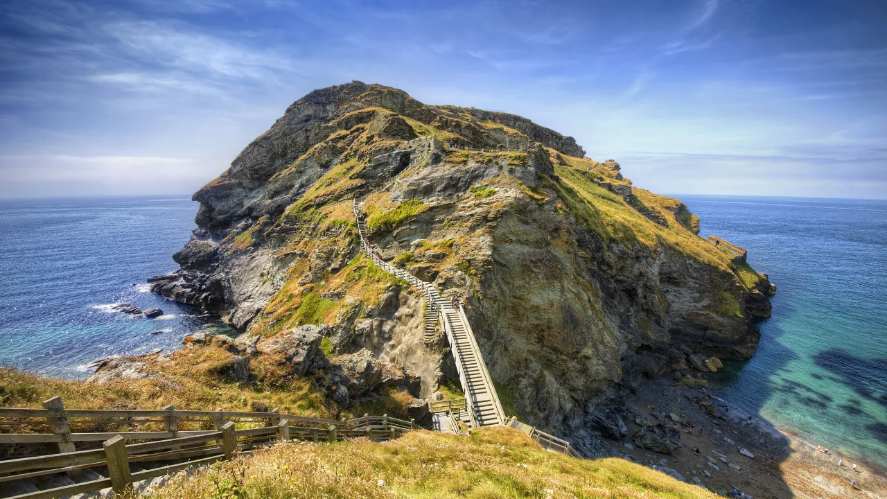 Tintagel Castle – dramatiska slottsruiner på klippkusten, känd från legenden om Kung Arthur Tintagel Castle – dramatiska slottsruiner på klippkusten, känd från legenden om Kung Arthur