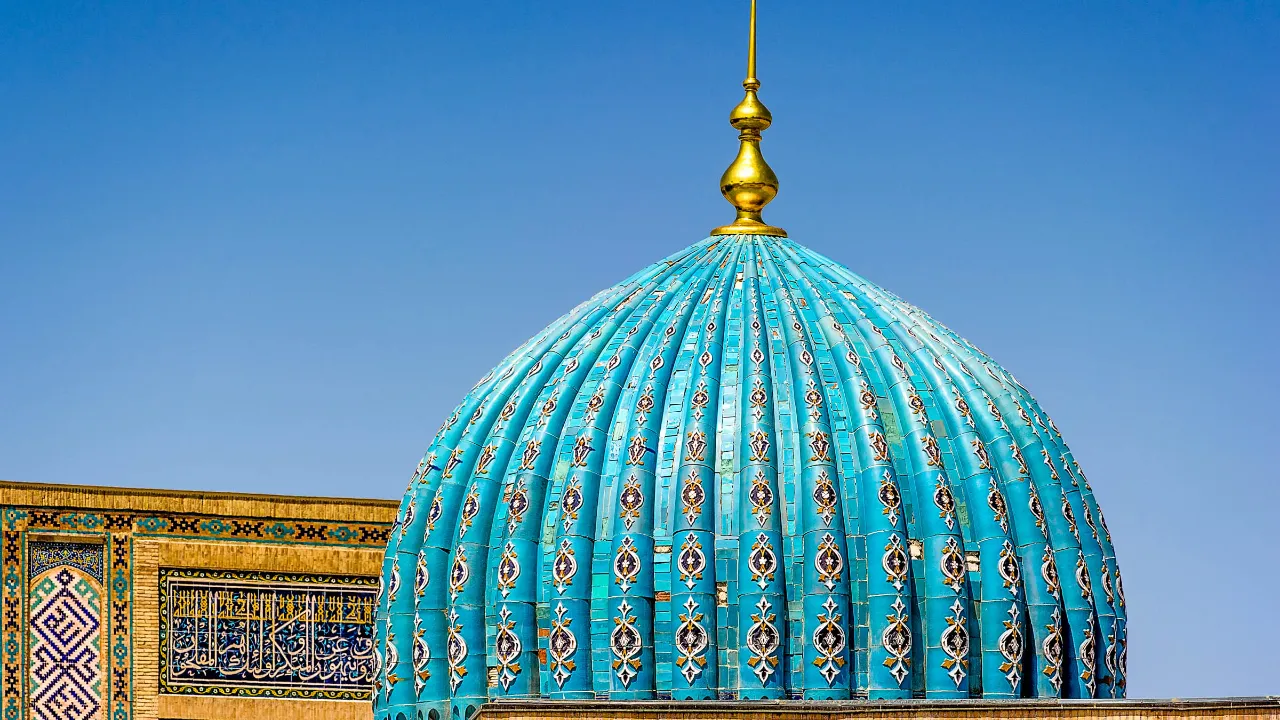 Den karakteristiska turkosblå och räfflade kupolen på Hazrati Imam-moskén i Tasjkent, Uzbekistan