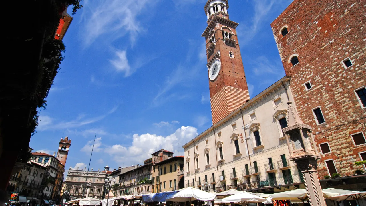 Piazza delle Erbe i Verona med det historiska Lamberti-tornet och Palazzo della Ragione Piazza delle Erbe i Verona med det historiska Lamberti-tornet och Palazzo della Ragione