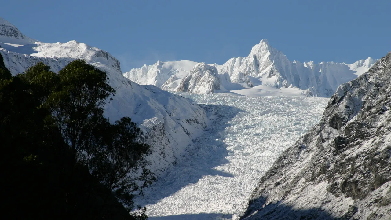 Franz Josef-glaciären är cirka 12 km lång Franz Josef-glaciären är cirka 12 km lång