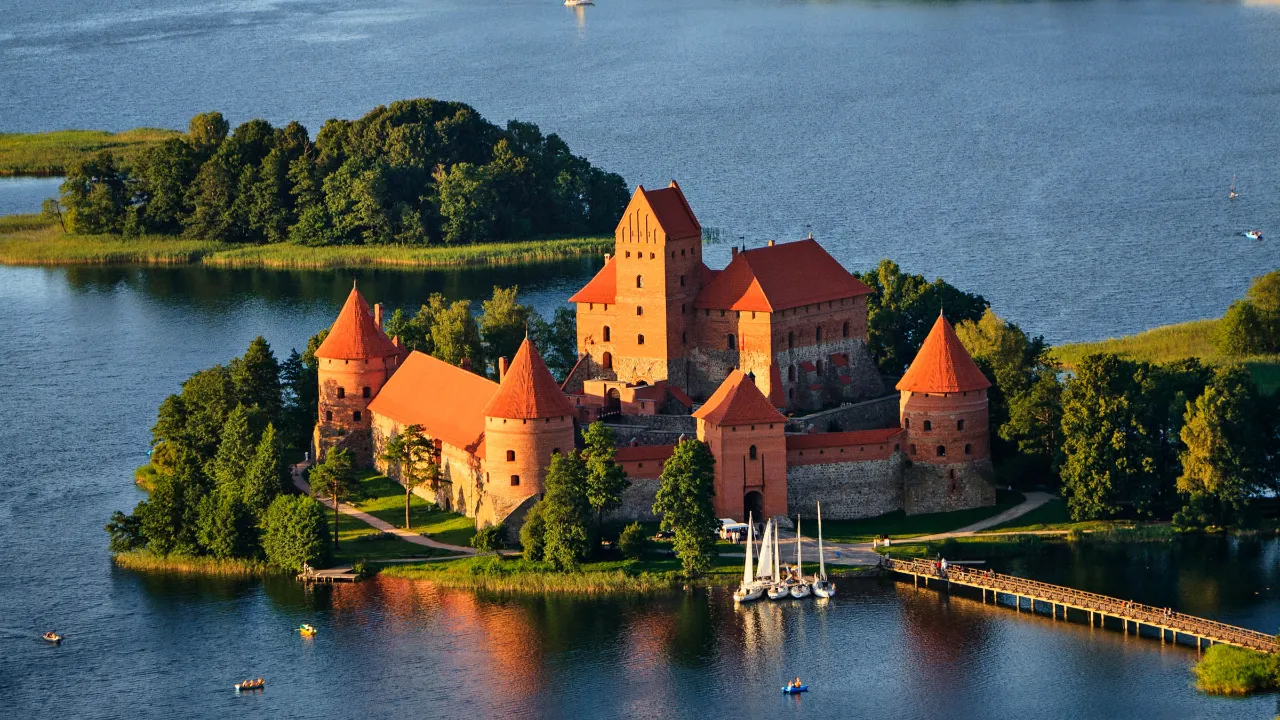 Trakai-slottet i Litauen – ett medeltida slott beläget på en ö i sjön Galvė Trakai-slottet i Litauen – ett medeltida slott beläget på en ö i sjön Galvė