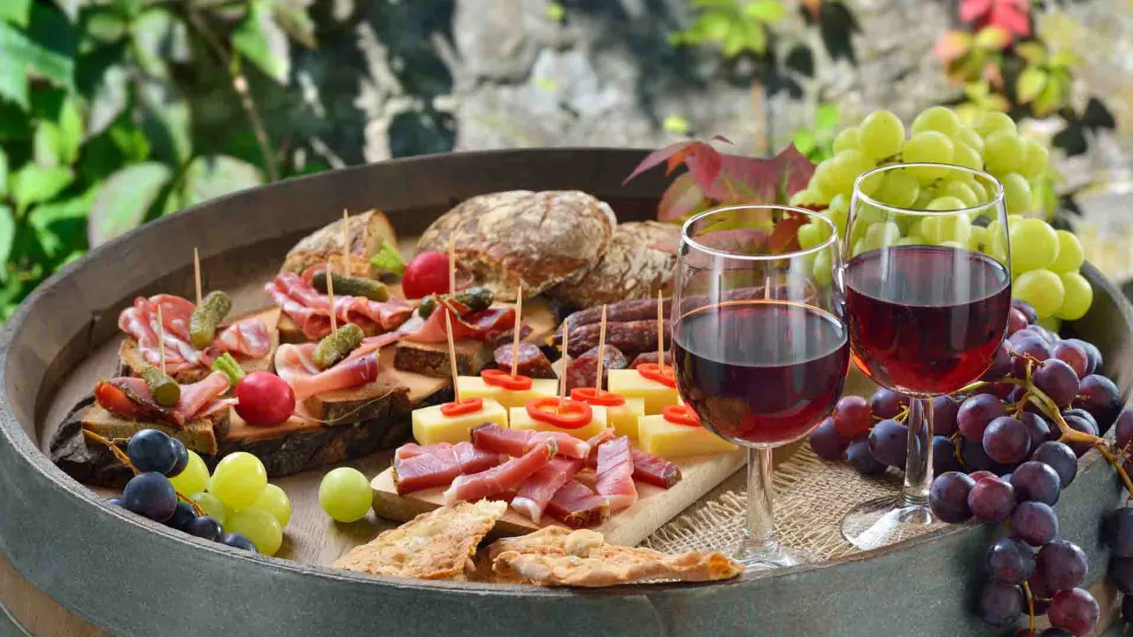 Italienska antipasti med vin och druvor Italienska antipasti med vin och druvor