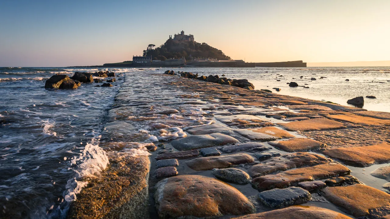 St. Michael’s Mount – tidvattenö med medeltida slott, förbunden med fastlandet via en stenlagd stig som bara är farbar vid lågvatten St. Michael’s Mount – tidvattenö med medeltida slott, förbunden med fastlandet via en stenlagd stig som bara är farbar vid lågvatten