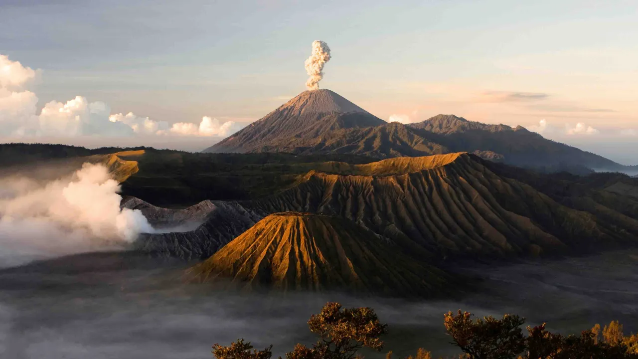 Vulkaner i dimma och gyllene morgonljus – Mount Bromo Vulkaner i dimma och gyllene morgonljus – Mount Bromo