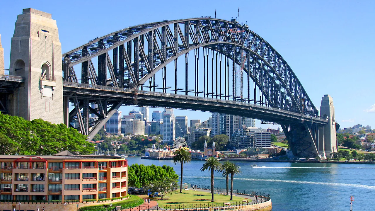 Sydney Harbour Bridge förbinder Sydney centrum med North Shore Sydney Harbour Bridge förbinder Sydney centrum med North Shore