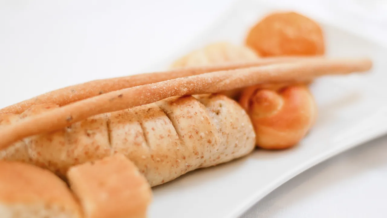 Italienska brödspecialiteter – krispiga grissini och små nybakade bröd Italienska brödspecialiteter – krispiga grissini och små nybakade bröd
