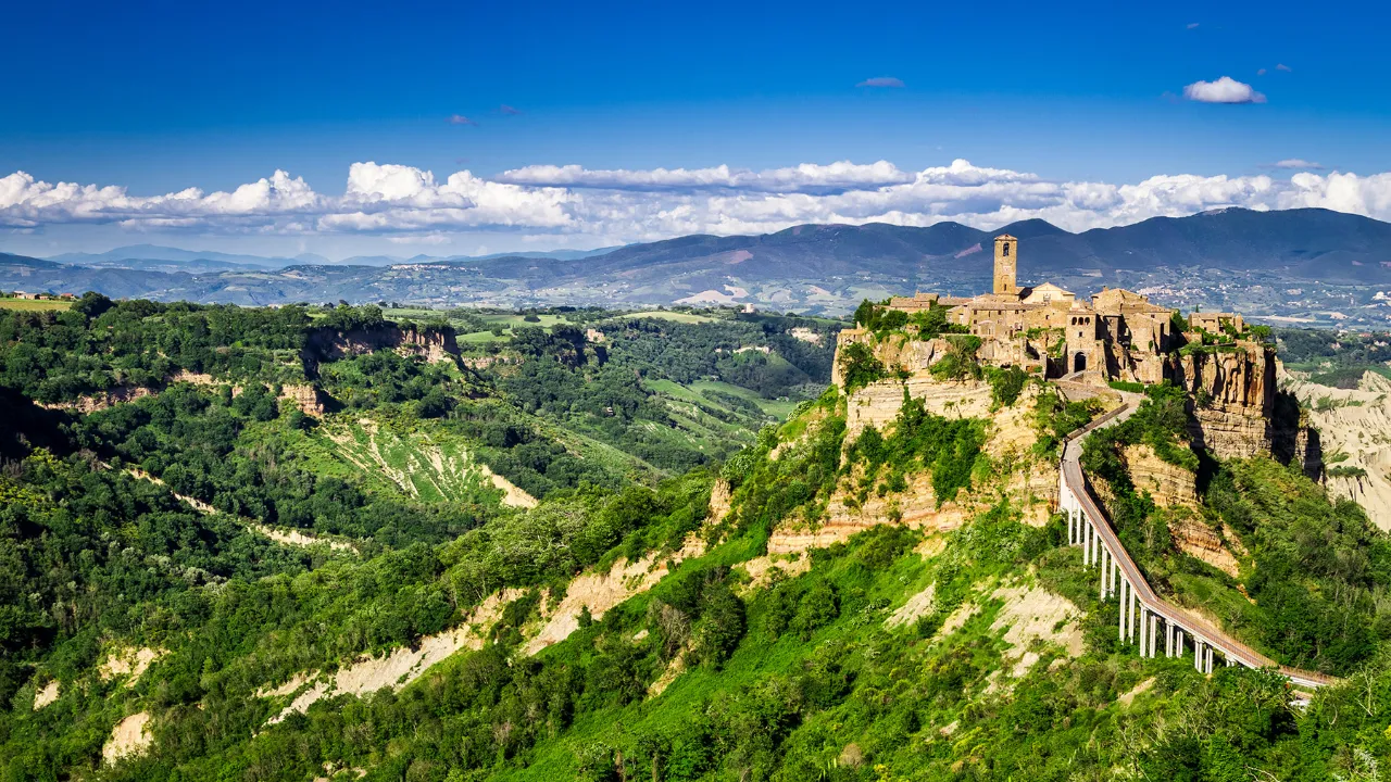 Bergsbyn Civita di Bagnoregio ligger på en klippkant och är förbundet med fastlandet via en gångbro Bergsbyn Civita di Bagnoregio ligger på en klippkant och är förbundet med fastlandet via en gångbro