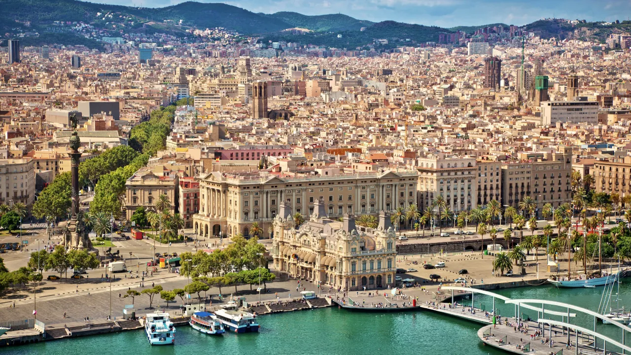 Port Vell med Christopher Columbus i slutet av La Rambla i Barcelona Port Vell med Christopher Columbus i slutet av La Rambla i Barcelona