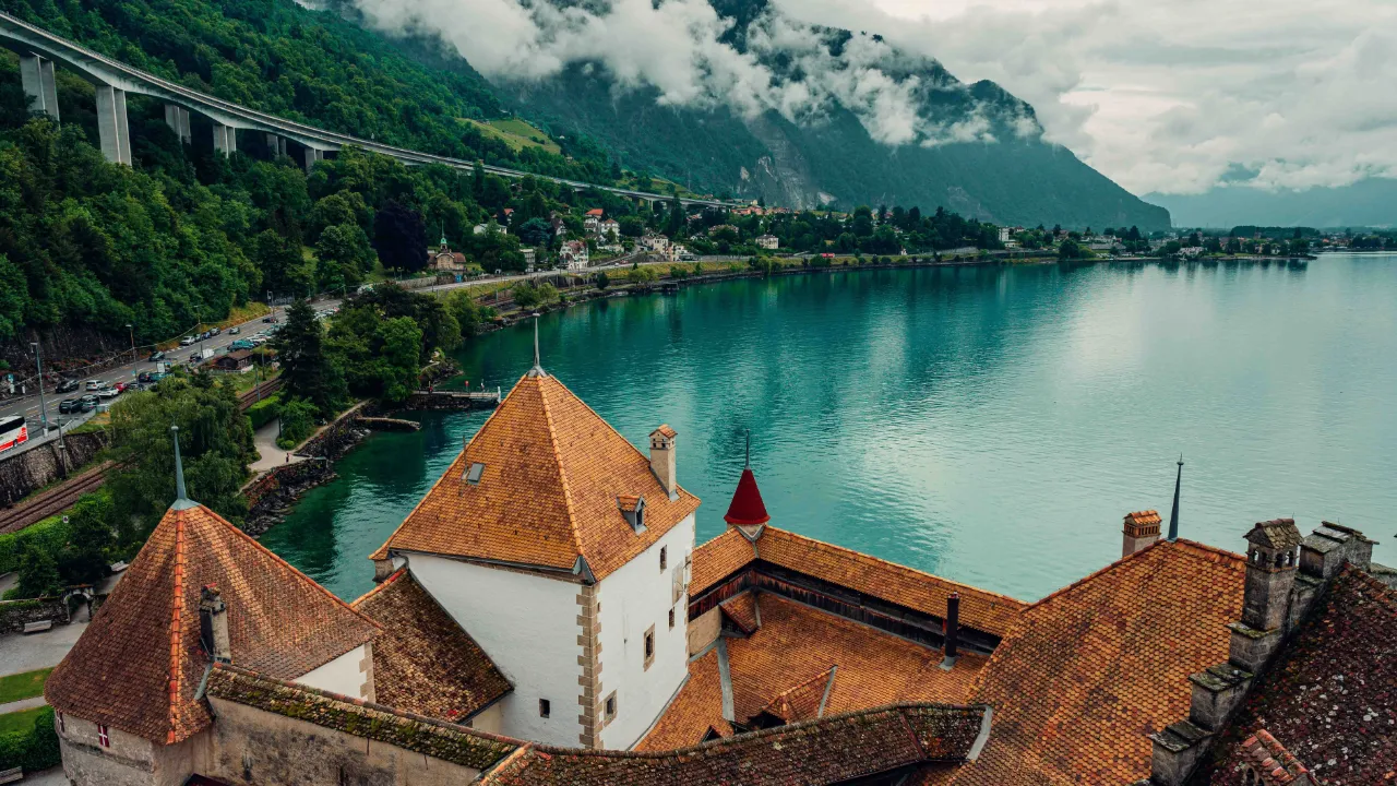 Utsikt från Chillon-slottet över Genèvesjön Utsikt från Chillon-slottet över Genèvesjön