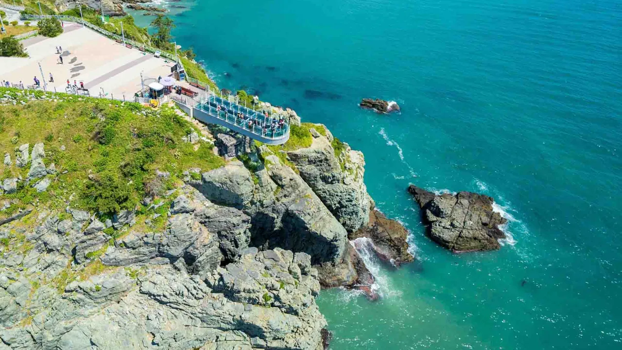 Oryukdo Skywalk i Busan – en glasbro över klipporna Oryukdo Skywalk i Busan – en glasbro över klipporna
