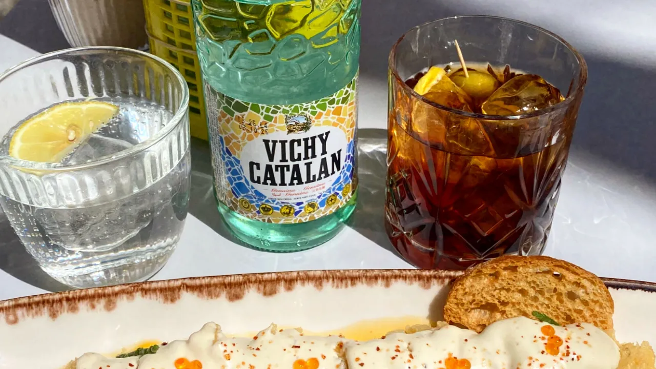 Denna kombination av vermouth + tapas + Vichy Catalan är mycket typisk för den katalanska mat- och aperitifkulturen Denna kombination av vermouth + tapas + Vichy Catalan är mycket typisk för den katalanska mat- och aperitifkulturen