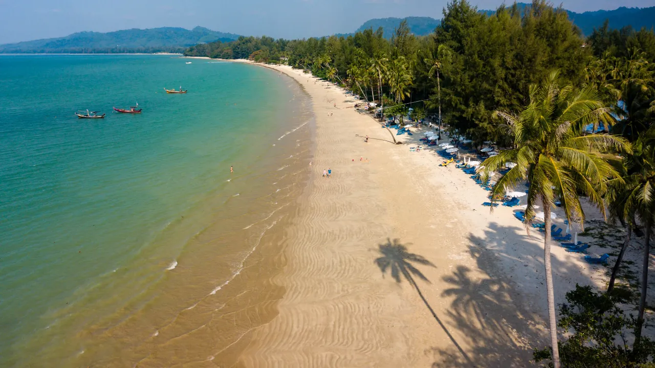 Paradisisk strand med turkosblått vatten i Khao Lak Paradisisk strand med turkosblått vatten i Khao Lak