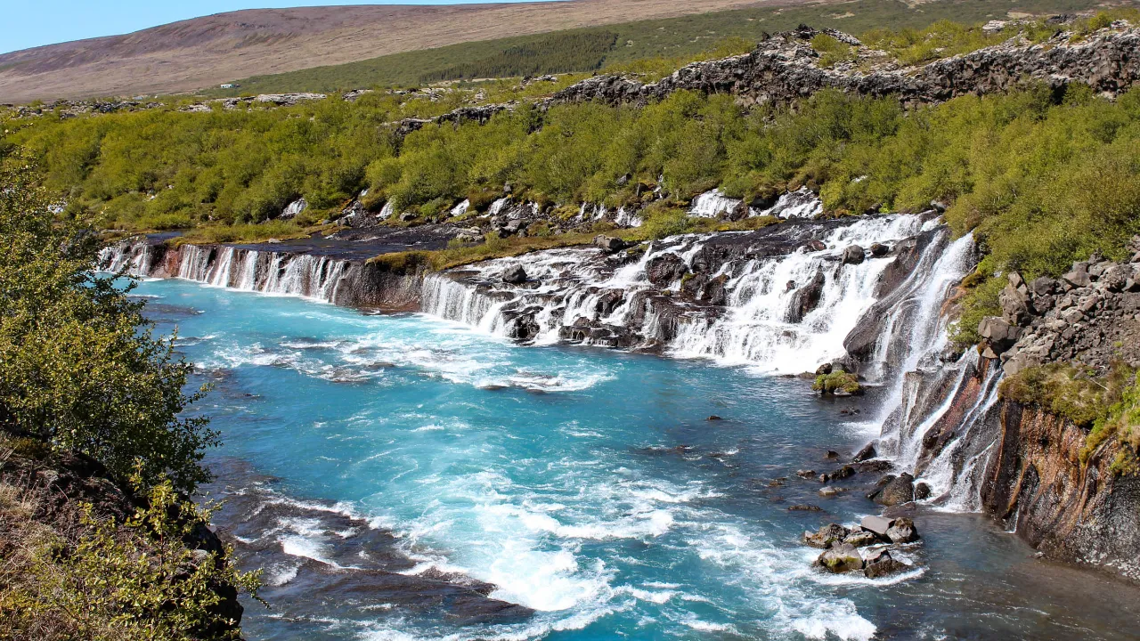 Hraunfossar har utsikt över glaciärområdet Langjökull