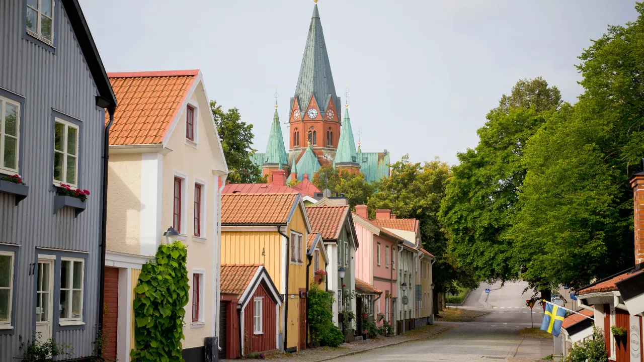Idyllisk gata i Västervik med Sankta Gertruds kyrka i bakgrunden