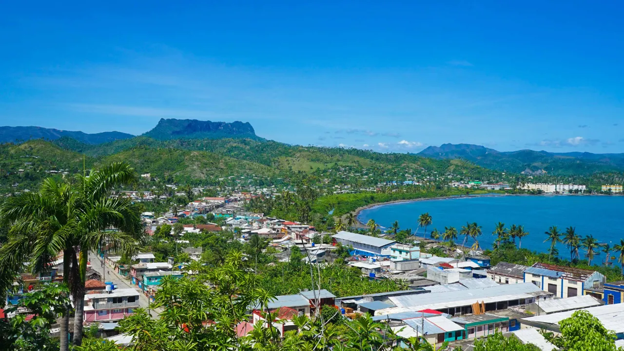 Kubas äldsta stad, Baracoa med det platta berget El Yunque i bakgrunden