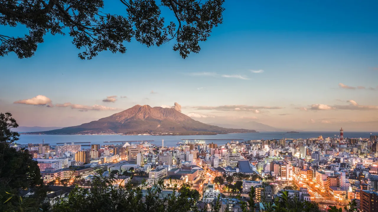 Kagoshima med den imponerande vulkanen Sakurajima i bakgrunden Kagoshima med den imponerande vulkanen Sakurajima i bakgrunden