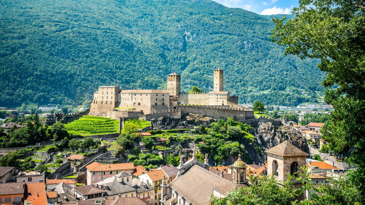 Castelgrande tronar över Bellinzona med Alperna i bakgrunden Castelgrande tronar över Bellinzona med Alperna i bakgrunden