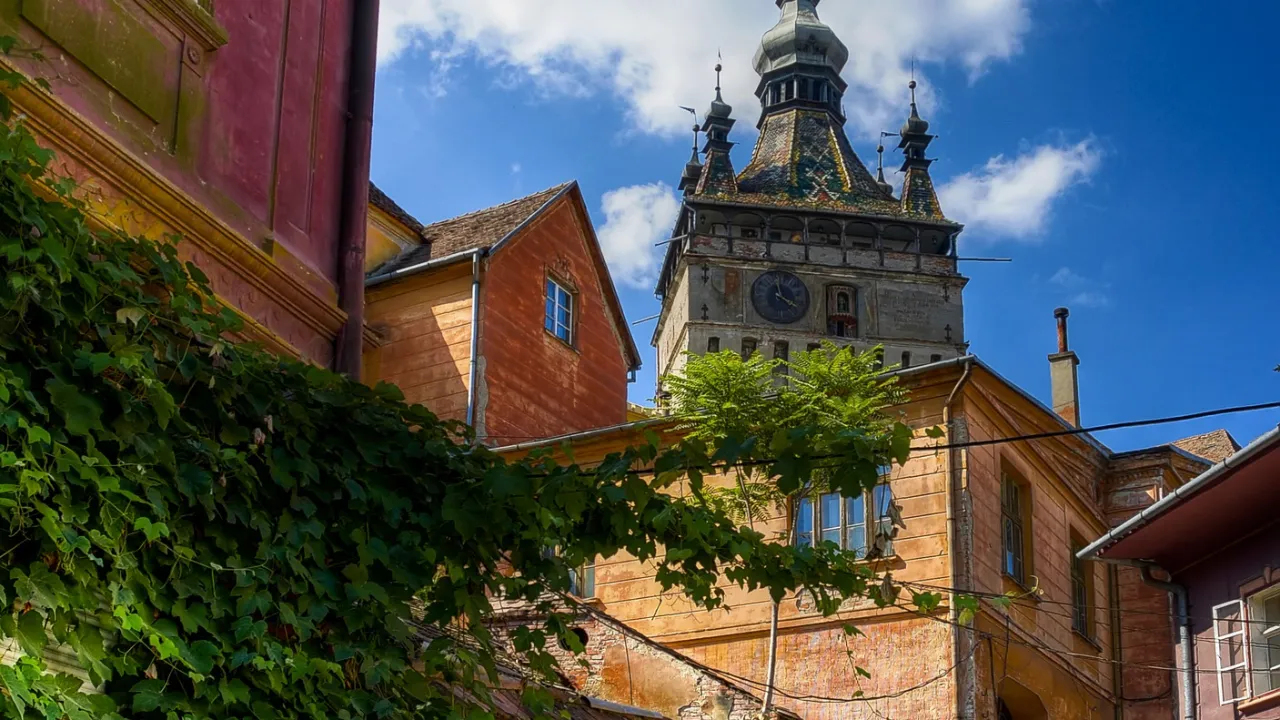 Kullerstensgata i Sighișoara med utsikt över det ikoniska klocktornet