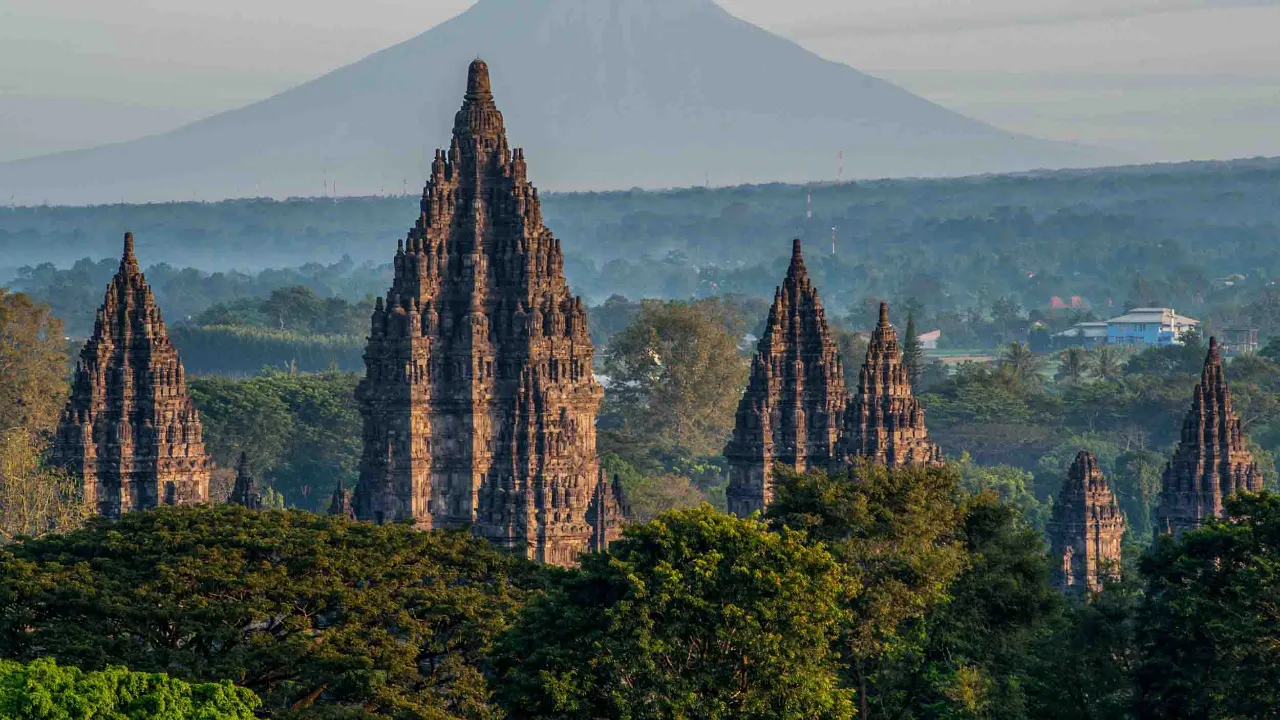 Prambanan-templet på Centrala Java med vulkanen Merapi i bakgrunden Prambanan-templet på Centrala Java med vulkanen Merapi i bakgrunden