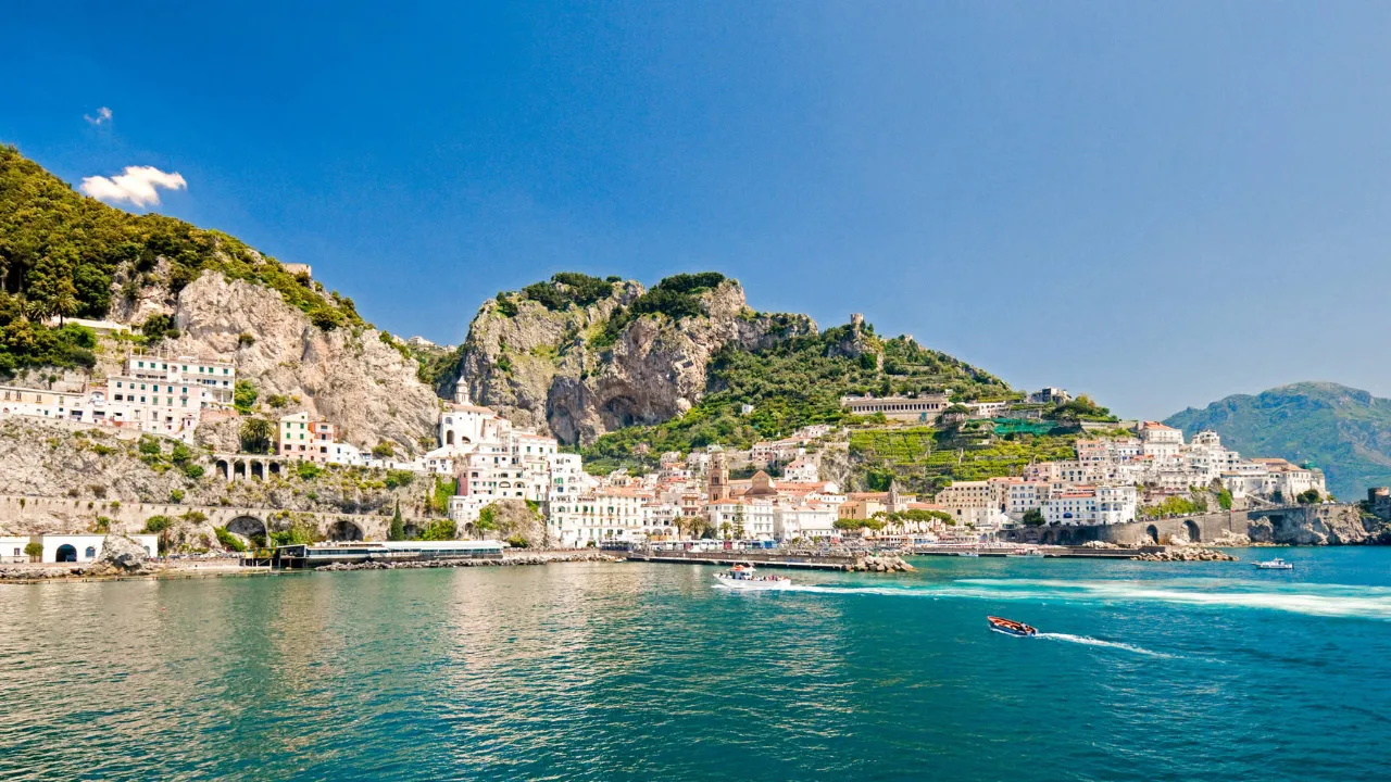 Amalfikusten ligger på sydsidan av Sorrentohalvön Amalfikusten ligger på sydsidan av Sorrentohalvön