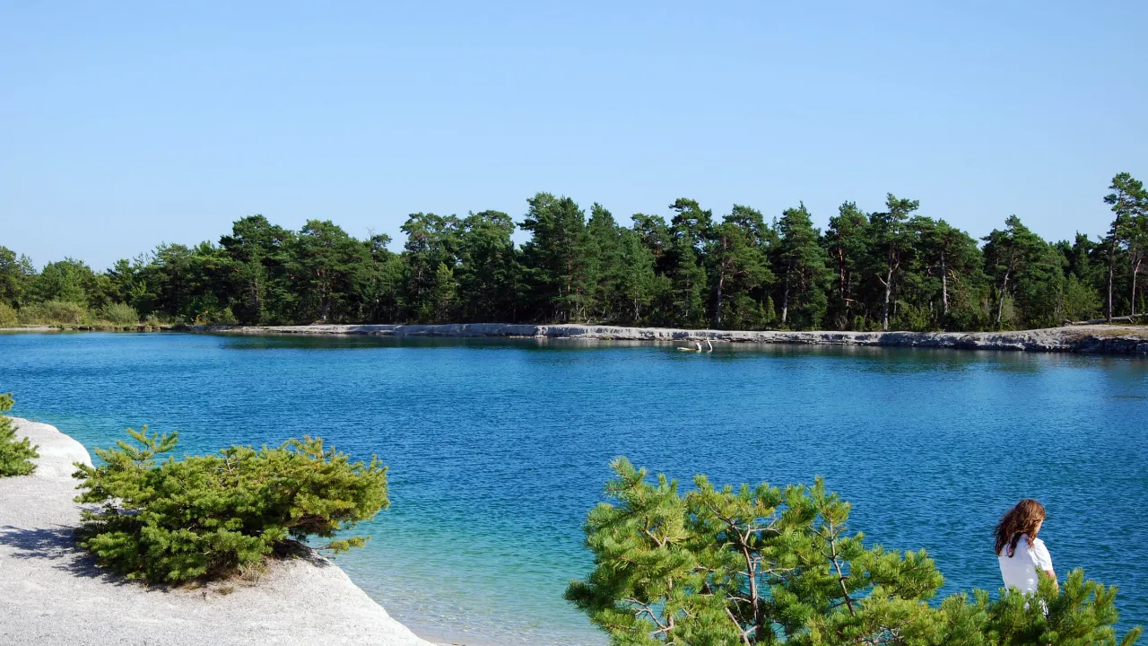 Den Blå Lagunen på Gotland är ett populärt badställe med kristallklart turkost vatten.